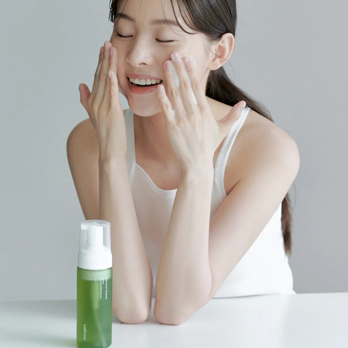 Celimax The Real Noni Acne Bubble Cleanser – Korean foaming cleanser for acne-prone skin with salicylic acid and noni extract. On Skin