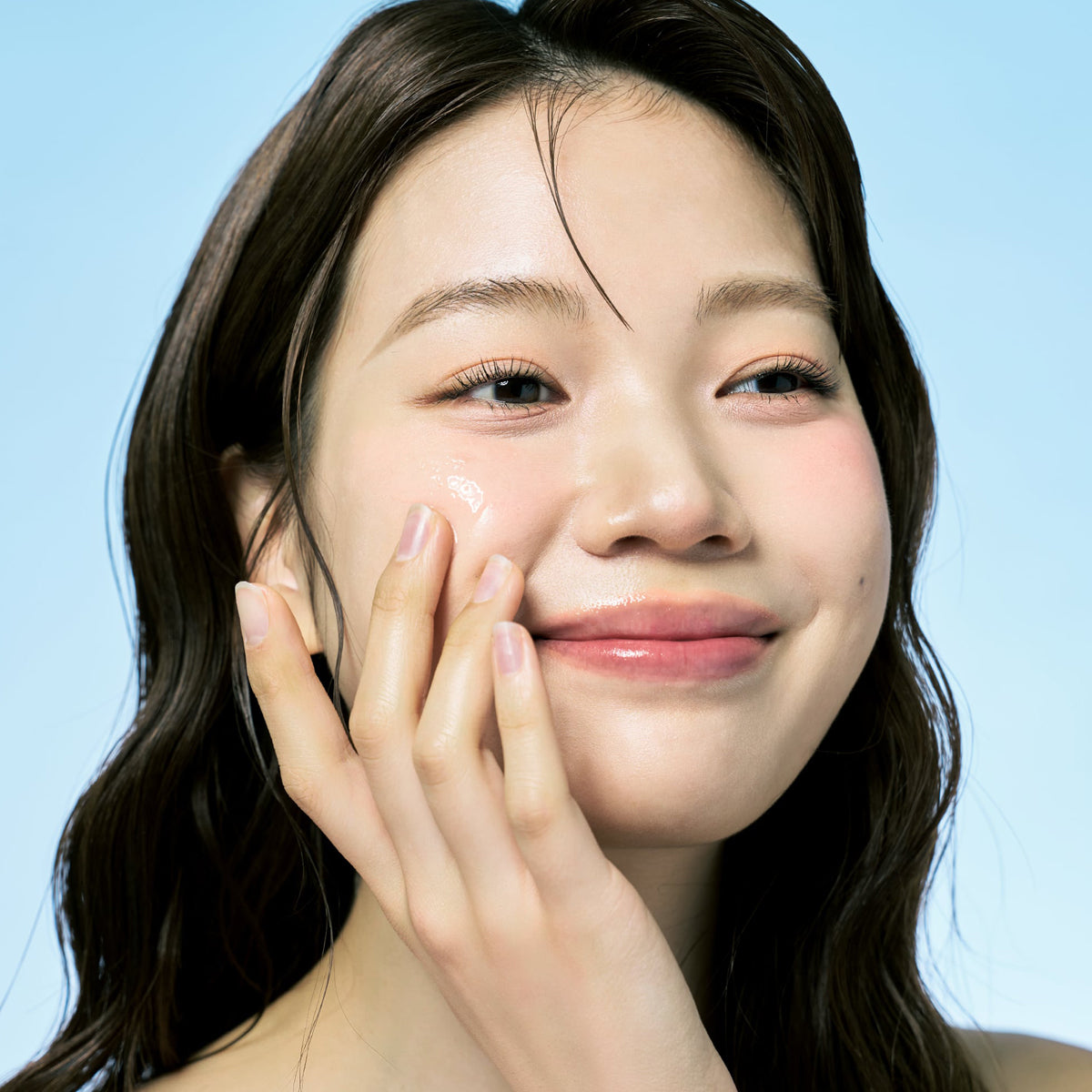 EQQUALBERRY Swimming Pool Toner – Korean hydrating toner for dry, tired, and dehydrated skin. On Skin