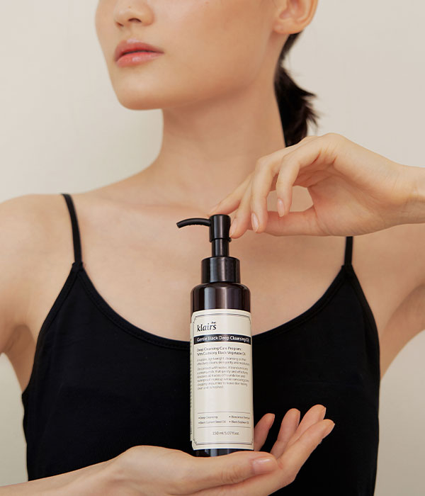 dear KLAIRS Gentle Black Deep Cleansing Oil 150mL | Mirae Beauty Hub UAE. Woman holding bottle